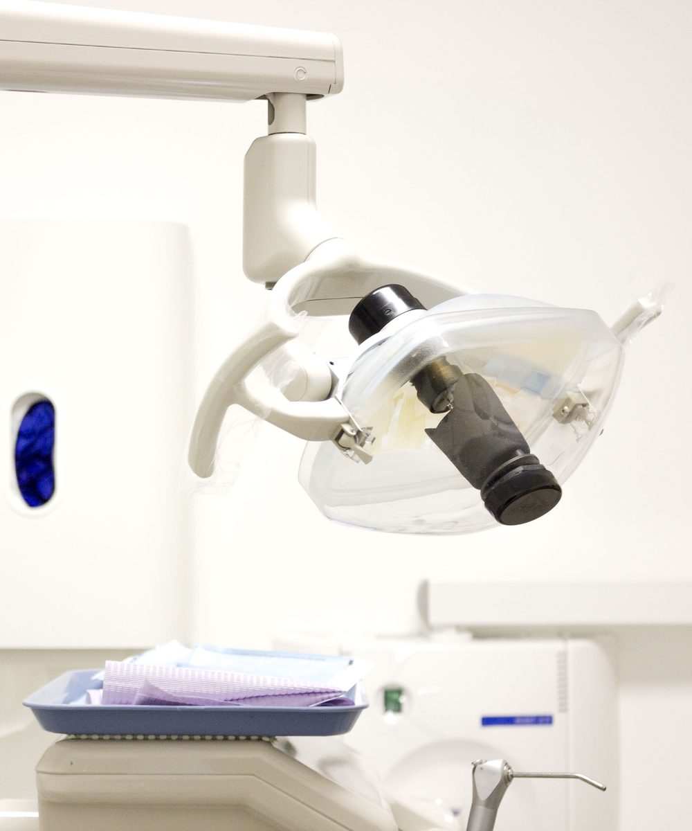 The treatment light in an operatory at Tareen Dental in Windsor, Ontario